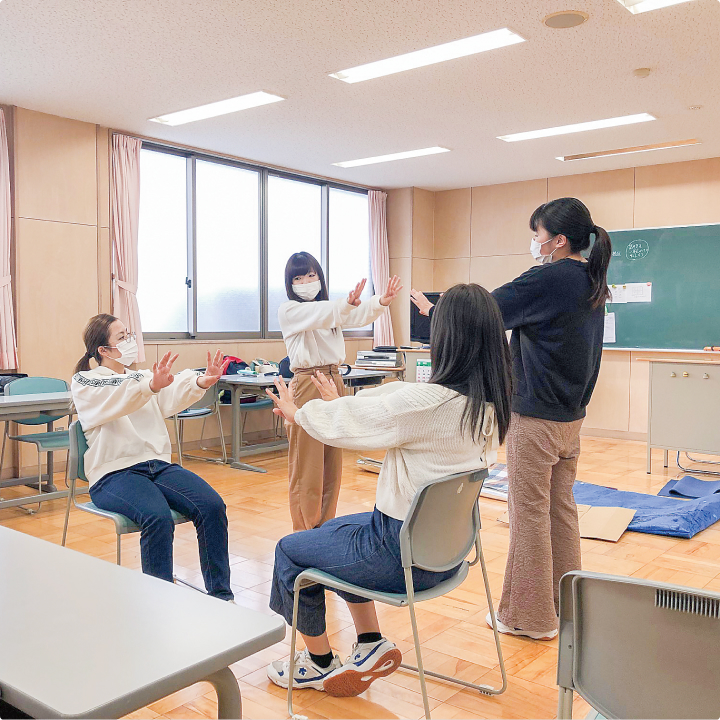 教室内で活動する4人の学生