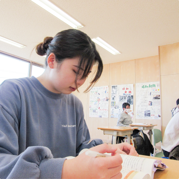 整然と配置された教室の机と椅子