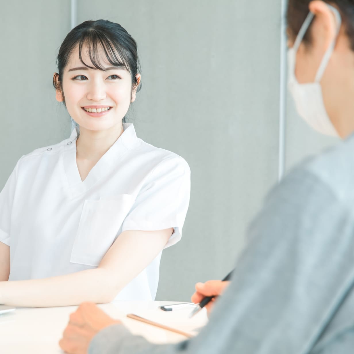 おばあさんにご飯をあげてる女性